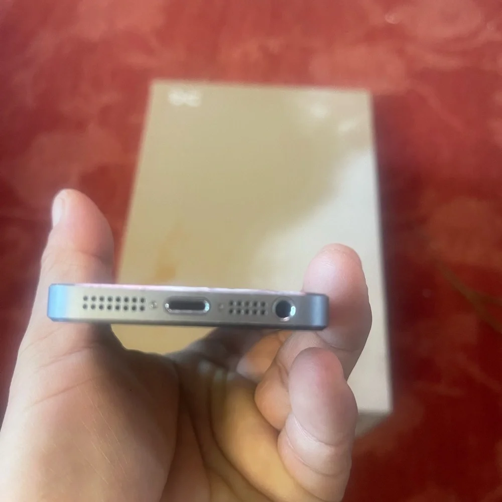 iPhone 5S in Black (16GB)